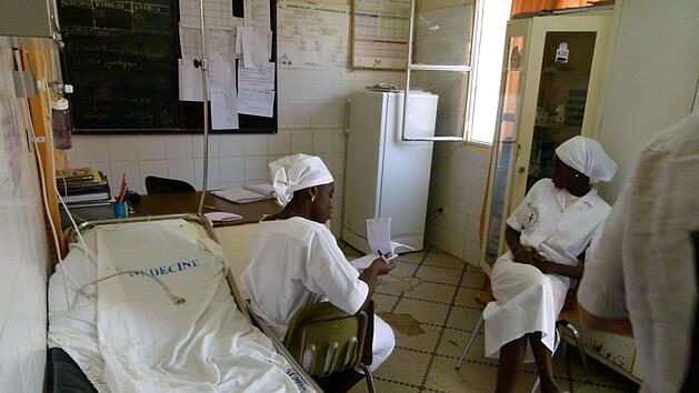 Die medizinische Versorgung in den Entwicklungsl&auml;ndern ist teilweise katastrophal. Das Bild zeigt die Notaufnahme in einem Krankenhaus in Thi&egrave;s im Senegal.  Foto: Marion Kr&uuml;ger-Hundrup