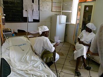 Die medizinische Versorgung in den Entwicklungsländern ist teilweise katastrophal. Das Bild zeigt die Notaufnahme in einem Krankenhaus in Thiès im Senegal.  Foto: Marion Krüger-Hundrup