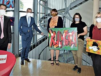 Die Sparkassen-Vorstände (von links) Steffen Potstada und Harry Weiß übergaben die Spende an (nach rechts) Veronica Specht, Silke Bergmann und Patricia Zimmerer.  Foto: Werner Reißaus