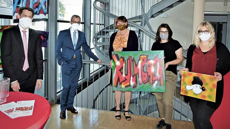 Die Sparkassen-Vorstände (von links) Steffen Potstada und Harry Weiß übergaben die Spende an (nach rechts) Veronica Specht, Silke Bergmann und Patricia Zimmerer.  Foto: Werner Reißaus