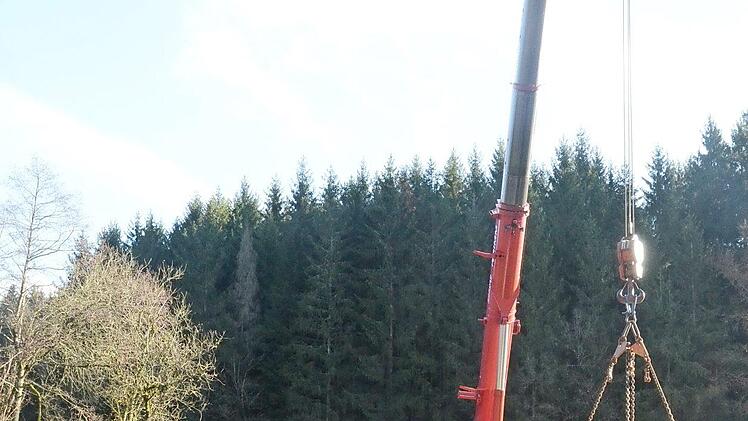 Ein 220 Tonnen-Autokran war zum Einbau von Brückenbauteilen angerückt. Aufmerksame Beobachter waren (von links) Bürgermeister Stefan Heinlein, Bauamtsleiter Andreas Schorn (Markt Pressig) und Udo Madewitz (Bauleiter, Geschäftsführer HTS-Plan Kronach).  Foto: Karl-Heinz Hofmann