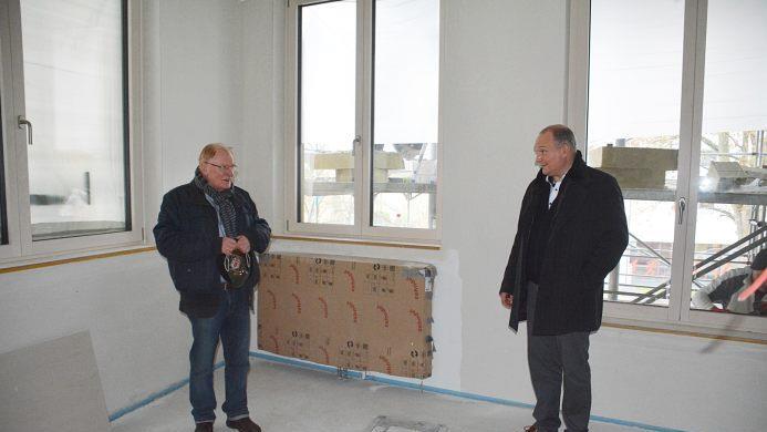 "Hier ist Ihr neues Arbeitszimmer," sagte Schulleiter Professor Ernst Oestreicher beim Rundgang durch den Neubau der Berufsfachschule für Musik Bad Königshofen. Foto: Hanns Friedrich