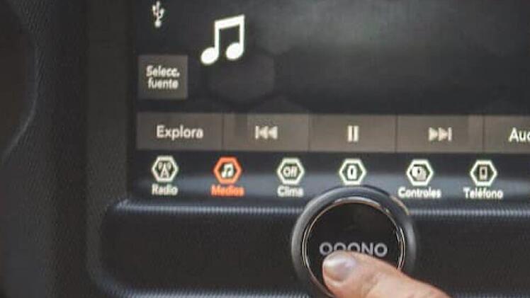 Der OOONO Co-Driver: Blitzer-Meldung ganz einfach durch das Drücken des Buttons.