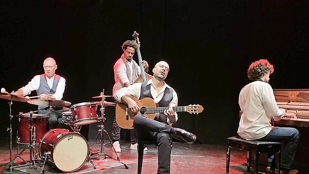 Arash Sasan tritt mit Band im Jungen Theater auf.