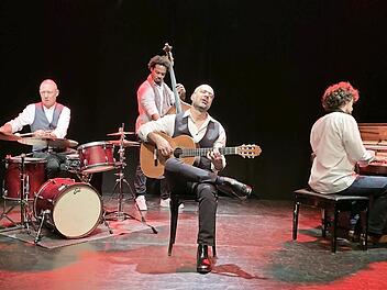 Arash Sasan tritt mit Band im Jungen Theater auf.