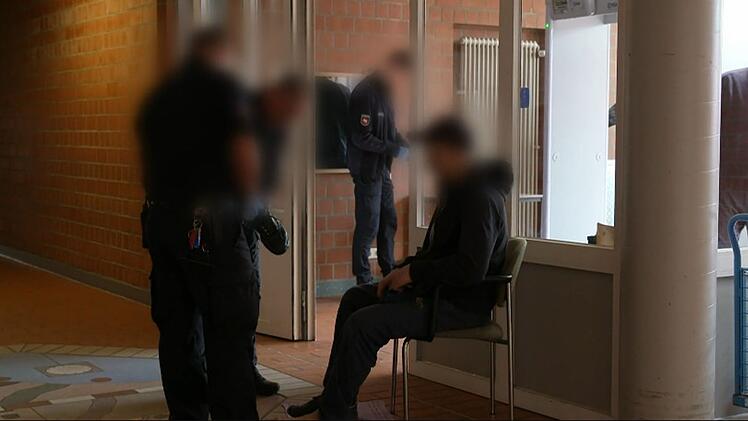 Die Insassen werden von den JVA-Mitarbeitern auf Drogen und andere verbotene Gegenstände kontrolliert.