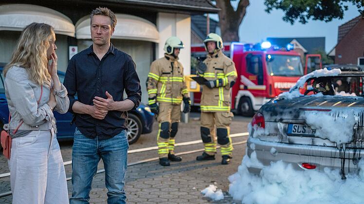 Auch das Umfeld von Katrin Sommers aktuellem Freund Hannes Gro&szlig;mann bleibt nicht verschont: Beim Anschlag auf das Auto von dessen fr&uuml;herer Freundin Laura (Nurit Hirschfeld) kam deren Hund ums Leben. Freddy Breyer (Robin Sondermann) versucht, sie zu beruhigen.