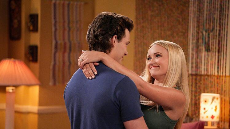 Georgie Cooper (Montana Jordan) und Mandy McAllister (Emily Osment) haben geheiratet: Genug Anlass f&uuml;r einen eigenen "Big Bang Theory"-Ableger.