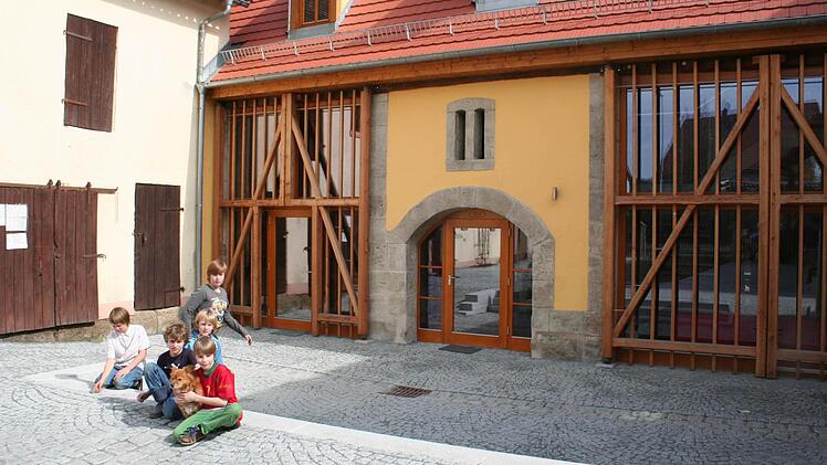 Der Hof von der Straßenseite her. Überall bieten sich Plätze, um sich zu treffen.