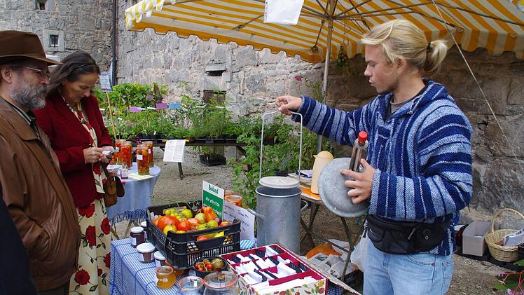 Georg Meisinger schilderte den Besuchern der Rosenmesse den Weg der Tomate von der Aussat bis ins Einmachglas. Fotos: Marco Meißner