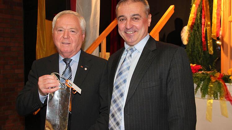 Ein Geschenk gibt es von Bürgermeister Robert Hümmer (rechts) für stellvertretenden Landrat Helmut Fischer. Foto: Stephan Stöckel