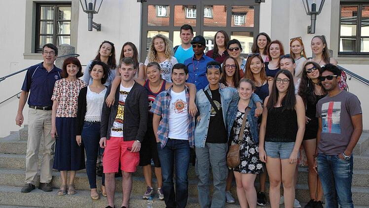 Auch im Landratsamt wurden die 25 Jugendlichen aus 17 Nationen empfangen, die am Lions-Youth-Camp in Königsberg teilnehmen. Am Freitag, 14. August, präsentieren sie am Regiomontanus-Gymnasium in einem bunten Abend die Ergebnisse ihrer musischen Workshops, die nächste Woche auf dem Programm stehen. Jedermann ist eingeladen, ab 18.30 Uhr dabei zu sein.