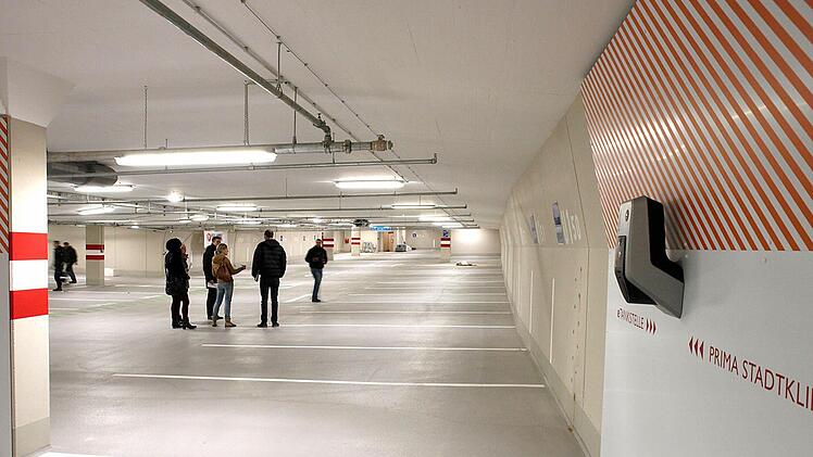 Hell und &uuml;bersichtlich pr&auml;sentiert sich die Tiefgarage am Albertsplatz. Rechts auf dem Bild ist die graue Ladestation f&uuml;r Elektroautos zu sehen. Foto: Christoph Winter