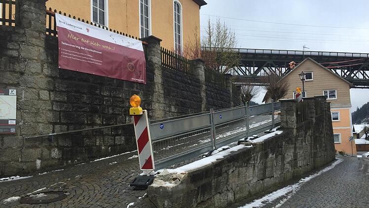 Die Arbeiten an der Kirchhofmauer in Ludwigsstadt sollen Mitte April beginnen und bis Anfang Juni abgeschlossen sein.  Foto: Veronika Schadeck