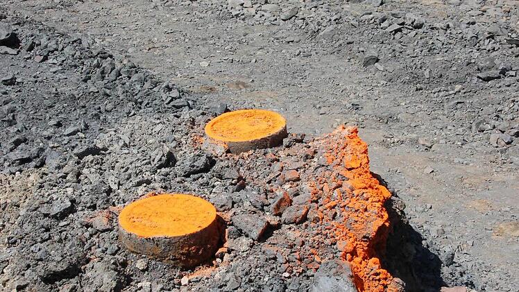 Damit kein Schwerverkehr dagegen fährt, sich Wasserschieber und Kanaldeckel in der neuen Straße farblich markiert.  Foto: Friedwald Schedel