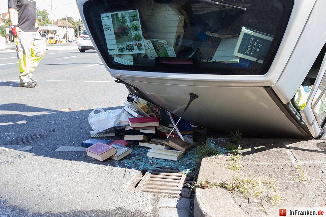 Pkw landet nach Kollision auf dem Dach - Stau im Feierabendverkehr