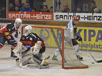 Den Gegner auf Distanz gehalten: Kissingens Spielertrainer Mikhail Nemirovsky (links) unterstützt seinen Goalie Donatas Zukovas bei der Abwehrarbeit. In dieser Position hat der Schweinfurter Spieler jedenfalls keine Aussicht auf einen Torerfolg. Foto: Marion Wetterich