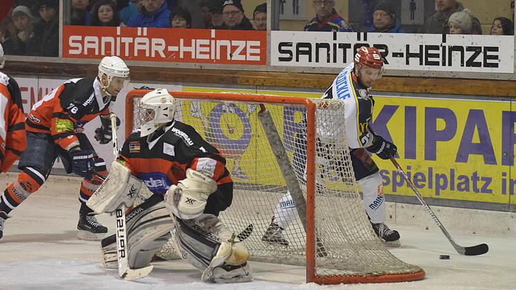 Den Gegner auf Distanz gehalten: Kissingens Spielertrainer Mikhail Nemirovsky (links) unterstützt seinen Goalie Donatas Zukovas bei der Abwehrarbeit. In dieser Position hat der Schweinfurter Spieler jedenfalls keine Aussicht auf einen Torerfolg. Foto: Marion Wetterich