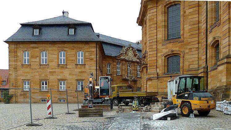 Das vorhandene Pflaster wurde ausgebaut und durch rund 100 Quadratmeter neues gesägtes Natursteinpflaster ersetzt.