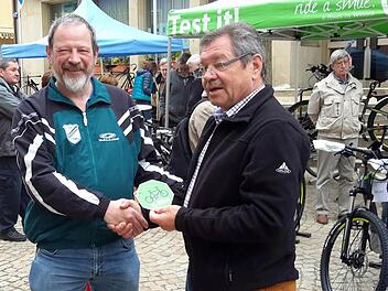Stadtrat Erwin Miller (links) - hier mit dem damaligen Forumsvorsitzenden Hans Rohrmüller - setzt sich seit Jahren für eine bessere Infrastruktur für Radfahrer in Bad Brückenau ein. Foto: Archiv/Rolf Pralle