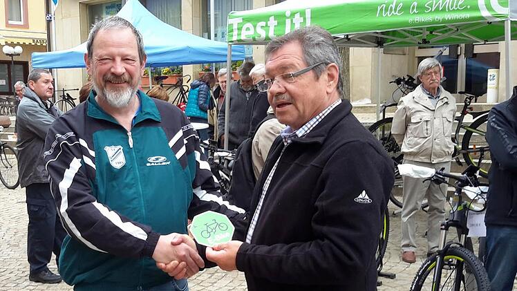 Stadtrat Erwin Miller (links) - hier mit dem damaligen Forumsvorsitzenden Hans Rohrmüller - setzt sich seit Jahren für eine bessere Infrastruktur für Radfahrer in Bad Brückenau ein. Foto: Archiv/Rolf Pralle