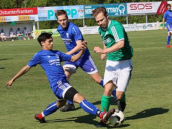 Jakob Dumrauf (links) und sein TSV Knetzgau bleiben in der Kreisliga, der FC Sand II spielt mit Christoph Oppelt um den Aufstieg. Foto: Ralf Naumann