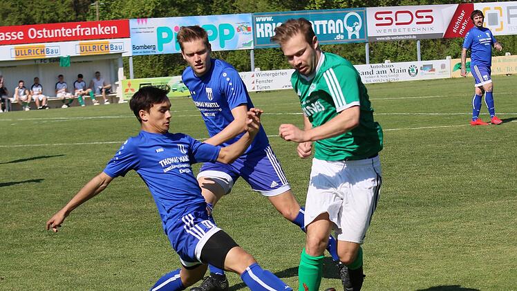 Jakob Dumrauf (links) und sein TSV Knetzgau bleiben in der Kreisliga, der FC Sand II spielt mit Christoph Oppelt um den Aufstieg. Foto: Ralf Naumann