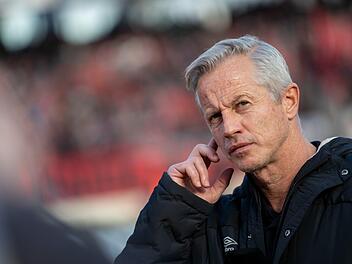 Der Nürnberger Trainer Jens Keller steht bereits nach zwei Pflichtspielen unter Druck. Bislang kommt Keller mit dem FCN nur auf einen mageren Punkt aus zwei Partien in der 2. Liga. Foto: Daniel Karmann/dpa