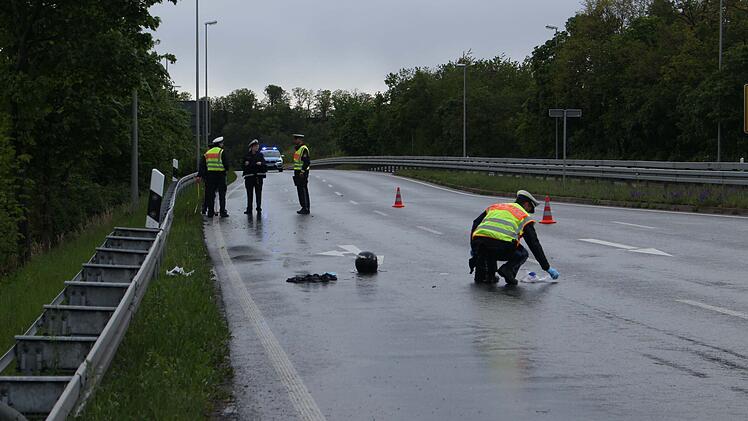 Motorradfahrer stürzt und wird schwer verletzt