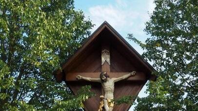 Wie wichtig der Steinknock vor Ort noch ist zeigt, dass 2005 gestiftete Kreuz von Helga und Stephan Hübschmann aus Mistendorf am Anfang des Prozessionswegs zum Steinknock hinaus. Es soll an ein Kreuz erinnern, das auf dem Steinknock noch vor dem Hostienfund gestanden sein soll.  Foto: Andrea Spörlein