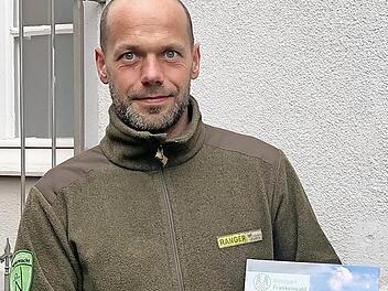 Ranger Jan van der Sant freut sich über die Neuauflage des Landschaftspflege- und Rezeptbuchs "Landschaft, die schmeckt - Vielfalt für Natur und Gaumen im Naturpark Frankenwald". Foto: Heike Schülein