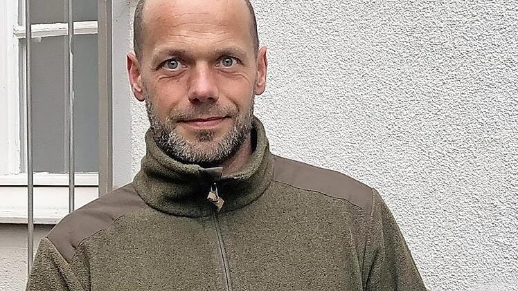 Ranger Jan van der Sant freut sich über die Neuauflage des Landschaftspflege- und Rezeptbuchs "Landschaft, die schmeckt - Vielfalt für Natur und Gaumen im Naturpark Frankenwald". Foto: Heike Schülein