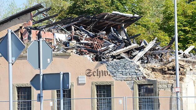Ruine an der Staatsstra&szlig;e 2245: Das fr&uuml;here Gasthaus Schwarze Pf&uuml;tze bei Rottershausen.