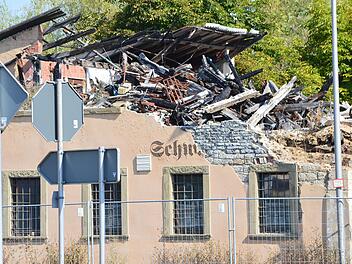 Ruine an der Staatsstraße 2245: Das frühere Gasthaus Schwarze Pfütze bei Rottershausen.