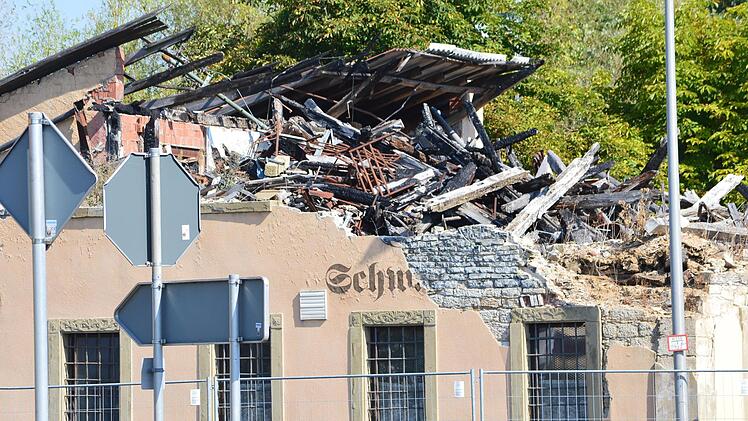 Ruine an der Staatsstraße 2245: Das frühere Gasthaus Schwarze Pfütze bei Rottershausen.