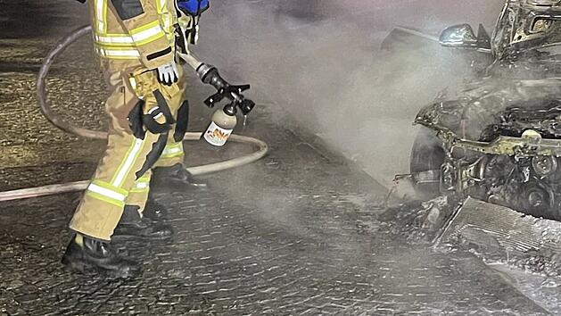 Fahrzeugbrand, Autobrand, brennendes Auto, Feuerwehr l&ouml;scht Flammen