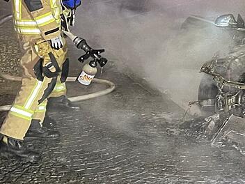 Fahrzeugbrand, Autobrand, brennendes Auto, Feuerwehr löscht Flammen