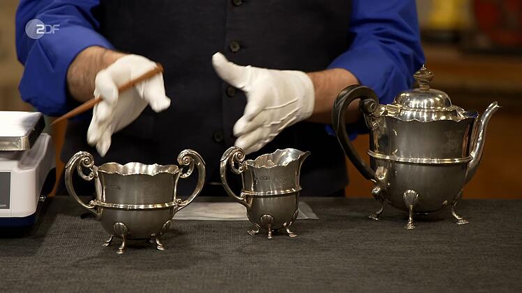 Ein Londoner Kernstück aus Sterling Silber von 1899 wollte Klaus aus Lampertheim für 1.300 Euro veräußern. Colmar Schulte-Goltz taxierte auf bis zu 1.450. Daniel Meyer kaufte das Tee-Set für 1.260.