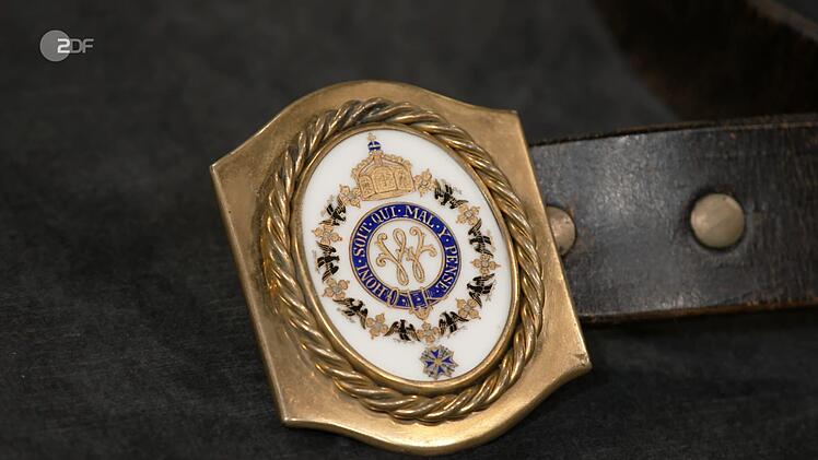 Die G&uuml;rtelschnalle aus Porzellan mit dem Monogramm von Kaiser Wilhelm II. aus der Zeit zwischen 1892 und 1918 war 100 Euro wert. Benjamin Leo Leo zahlte 750 Euro daf&uuml;r.