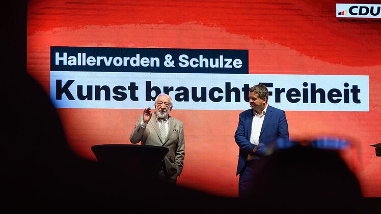 Hallervorden und Schulze unterhalten sich in Halle