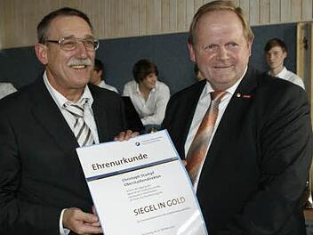 Hohe Ehre: HWK-Präsident Hugo Neugebauer (rechts) zeichnete den scheidenden Schulleiter Christoph Stumpf mit dem Handwerkssiegel in Gold aus. Alle Fotos: Sabine Weinbeer