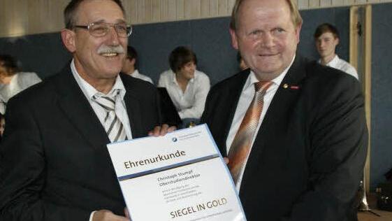 Hohe Ehre: HWK-Präsident Hugo Neugebauer (rechts) zeichnete den scheidenden Schulleiter Christoph Stumpf mit dem Handwerkssiegel in Gold aus. Alle Fotos: Sabine Weinbeer