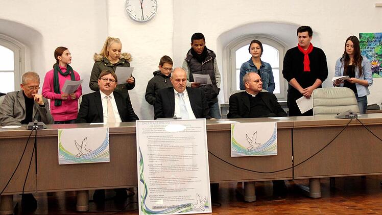 Sieben Schüler verlasen die einzelnen Paragraphen.