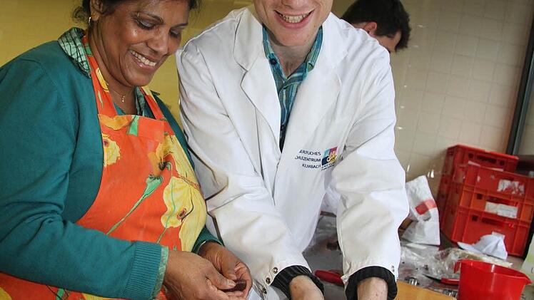 Monica Dippold von der Sri-Lanke-Hilfe und Lehrer Betram Unger führen das Oberkommando über die Backstube und legen die Herzen auf das Backblech.