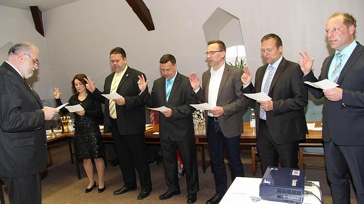 Vereidigung: Bürgermeister Kauper, mit den neuen Stadträten Michael Zeck, Diana Vogt, Reinhold Söder, Roland Behr, Frank Ruppenstein, Thomas Firnstein (v.l.) Foto: Georg Stöhr