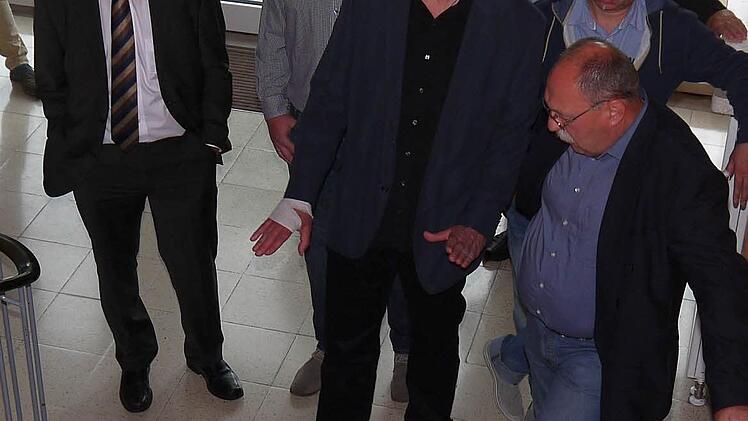 Bei der Besichtigung der momentan durch den Kindergarten "Oase" genutzten Räume.  Foto: Berthold Köhler