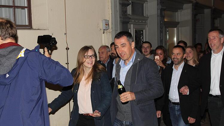Lisa Badum und Cem Özdemir auf dem Weg durch die Sandstraße. Foto: Kevin Cegla