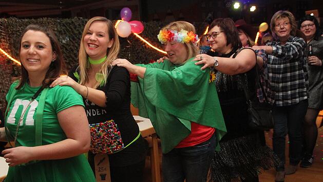 Die neue Sechserr&auml;tin Sarah Schmidtlein (links) sorgte f&uuml;r Stimmung und f&uuml;hrte die Polonaise an.G&uuml;nther Geiling