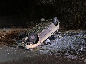 Ein 79-j&auml;hriger Mann ist am Montag im Landkreis Kitzingen bei einem Verkehrsunfall gestorben. Er kam mit seinem Auto von der Stra&szlig;e ab. Foto: News5/Patzak