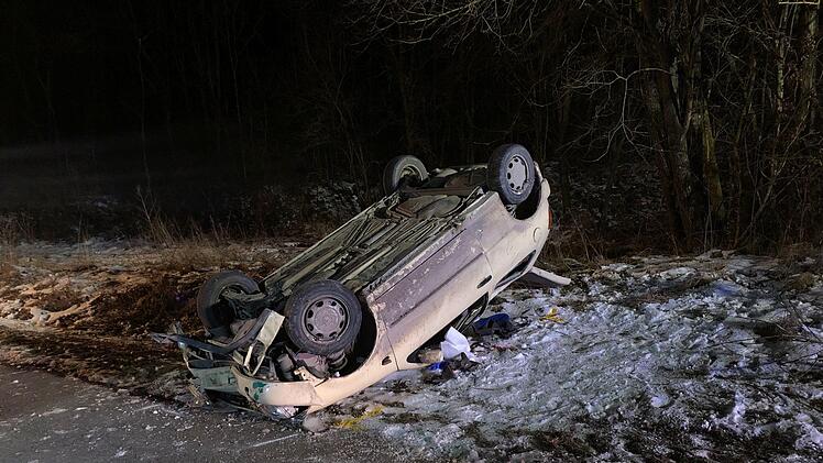 Ein 79-j&auml;hriger Mann ist am Montag im Landkreis Kitzingen bei einem Verkehrsunfall gestorben. Er kam mit seinem Auto von der Stra&szlig;e ab. Foto: News5/Patzak